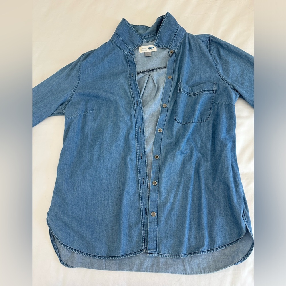 Old navy classic denim button up. Super soft fabric, long sleeve, blue denim.